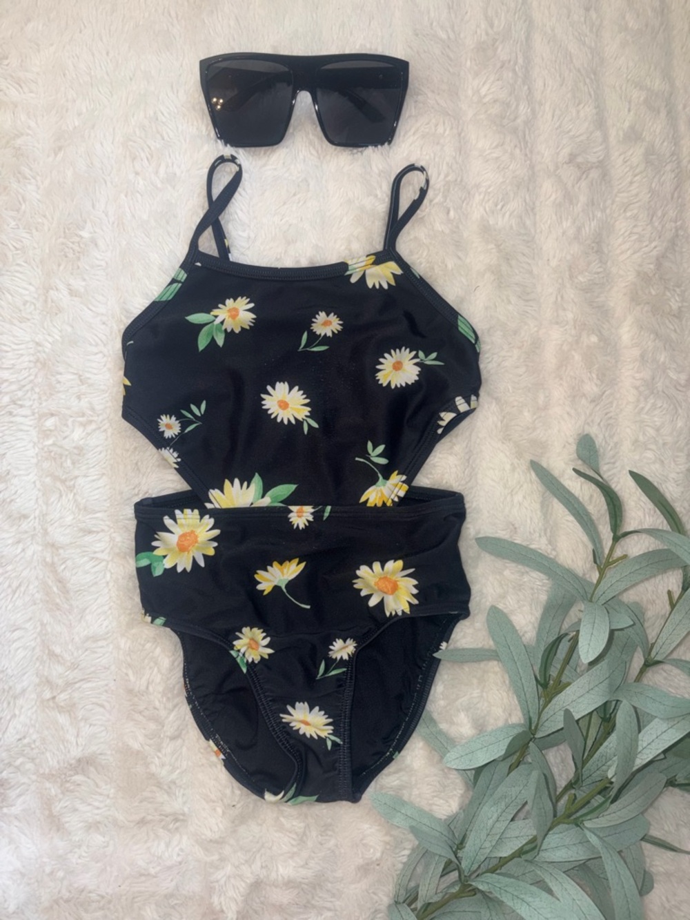 Old Navy Daisy Cutout One-Piece Swimsuit – Size XS (5)
